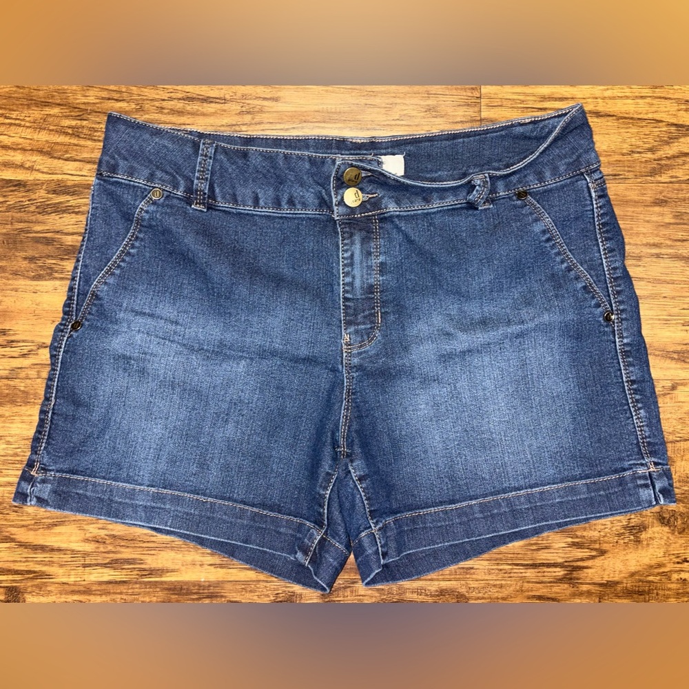 D. Jeans Mid Rise Shorts Size 14